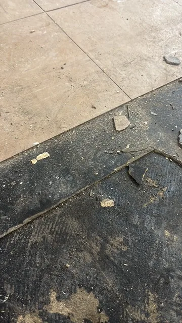 Black bitumen mastic floor removal in a EC2 flat